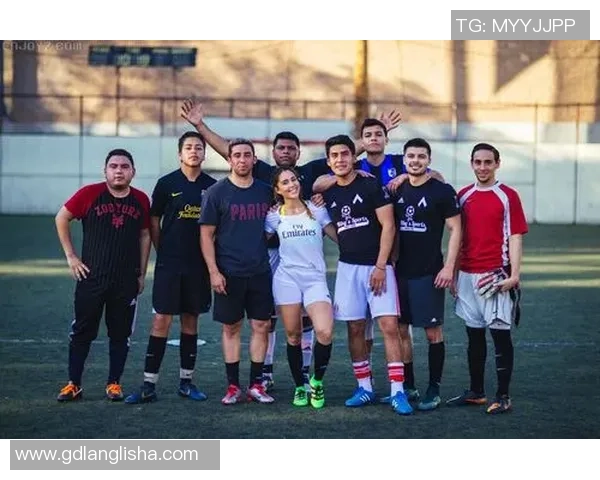 足球明星与可爱女孩的亲密合照展现青春活力与运动魅力