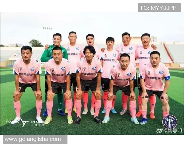 足球明星阵容合照展现球场风采与团队精神的完美瞬间